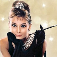 Audrey Hepburn 奥黛丽·赫本在1962年帮助袒胸无袖连衣裙流行起来