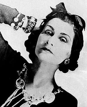 Coco Chanel wearing a hair bow 椰树香奈儿戴着头发弓